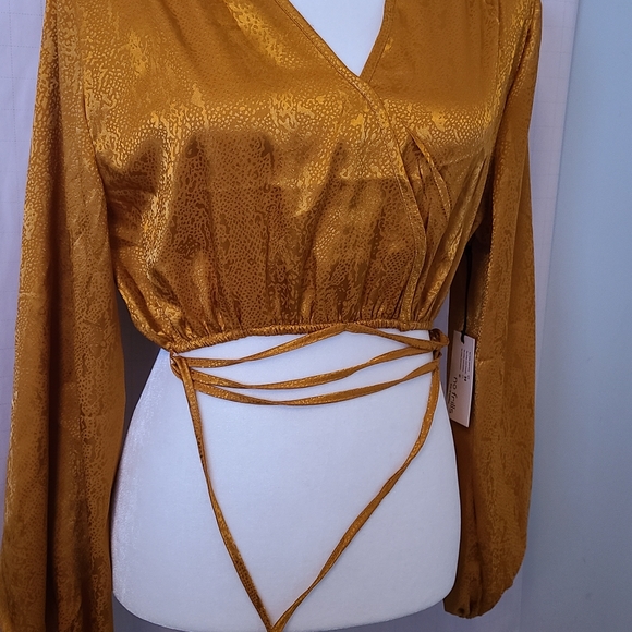 NO FRILLS LA TOP - Picture 2 of 9